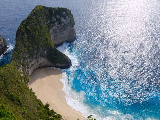 Kelingking Beach en Nusa Penida, playa con forma de T-Rex vista desde el acantilado con aguas turquesas