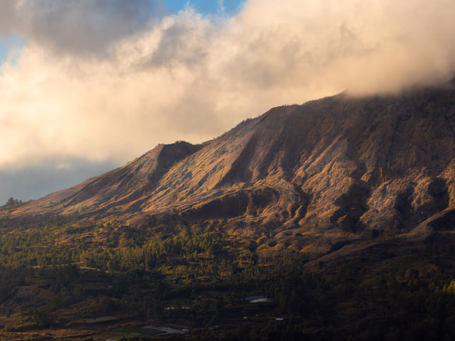 Monte Batur al amanecer visto desde la cumbre con el lago Batur abajo, Bali