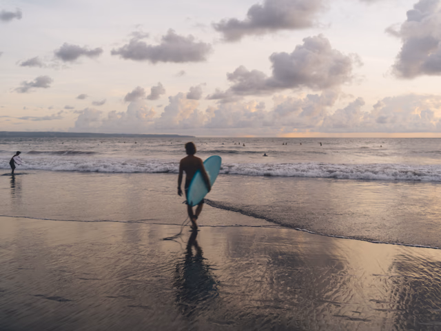 Surfista sobre las olas perfectas de Bali, uno de los mejores destinos de surf del mundo