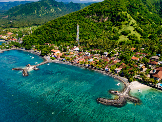 Pueblo pesquero tranquilo de Candidasa en la costa este de Bali, base para Tirta Gangga